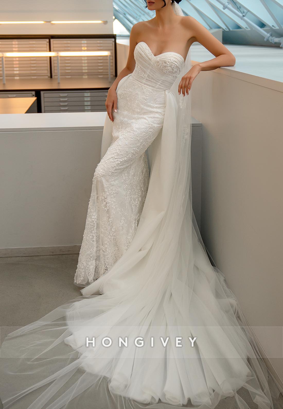 Lace Sweetheart Court Train Trumpet Low Back Wedding Dresses