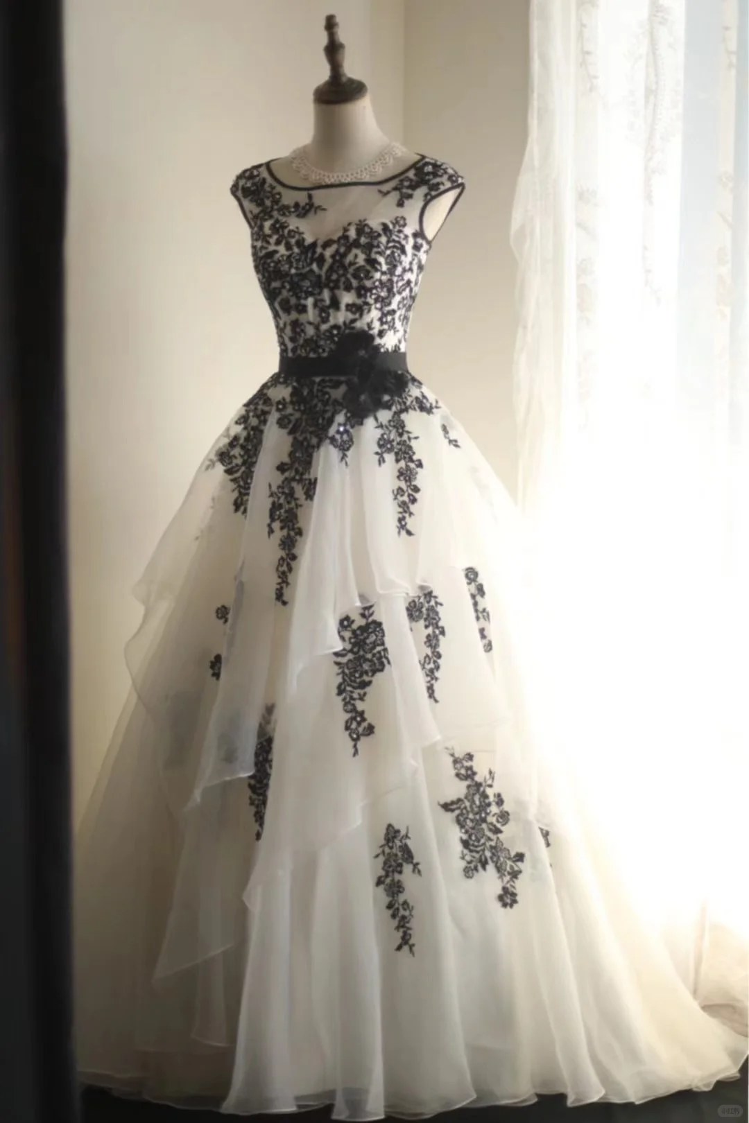 Vintage Black White Tulle Appliques Formal Wedding Dress Long Party Dress S536
