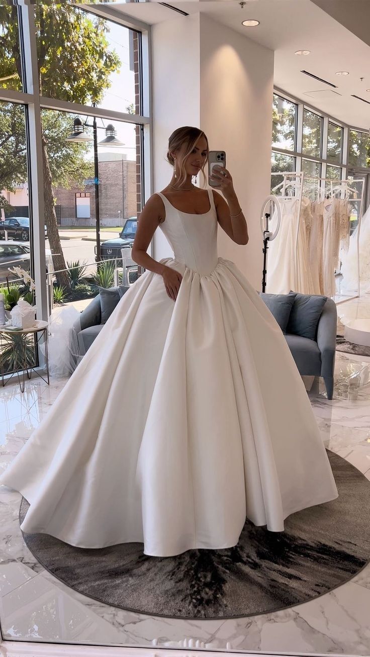 Classic Bridal Gown Ball Gown Square Neck Sleeveless Satin Long White Wedding Dresses Elegant Bridal Gowns Brides Dress