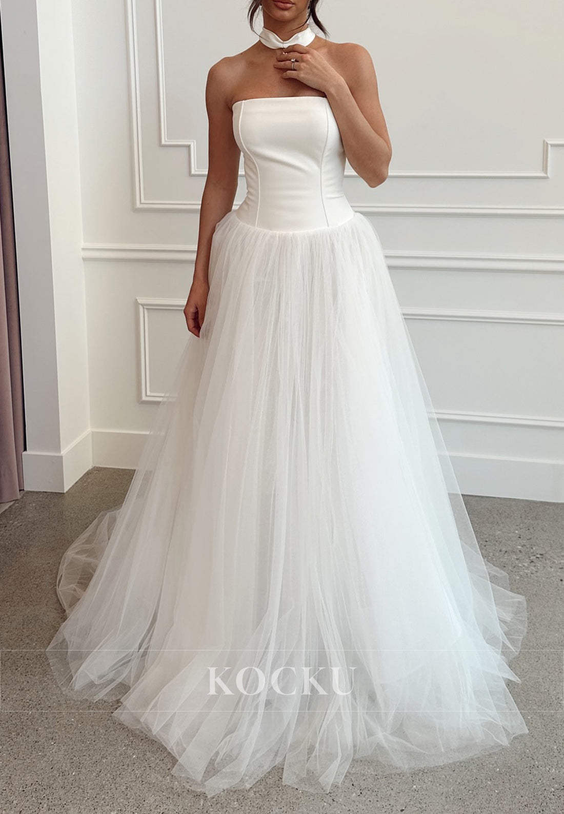 Elegant Strapless Tulle Ball Gown Wedding Dress with Minimalist Design