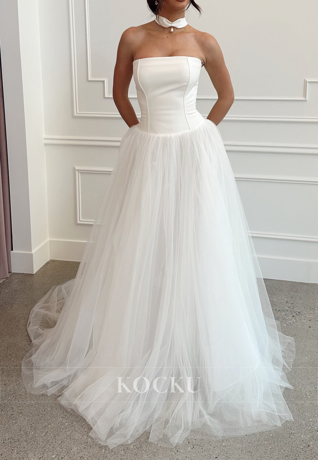 Elegant Strapless Tulle Ball Gown Wedding Dress with Minimalist Design