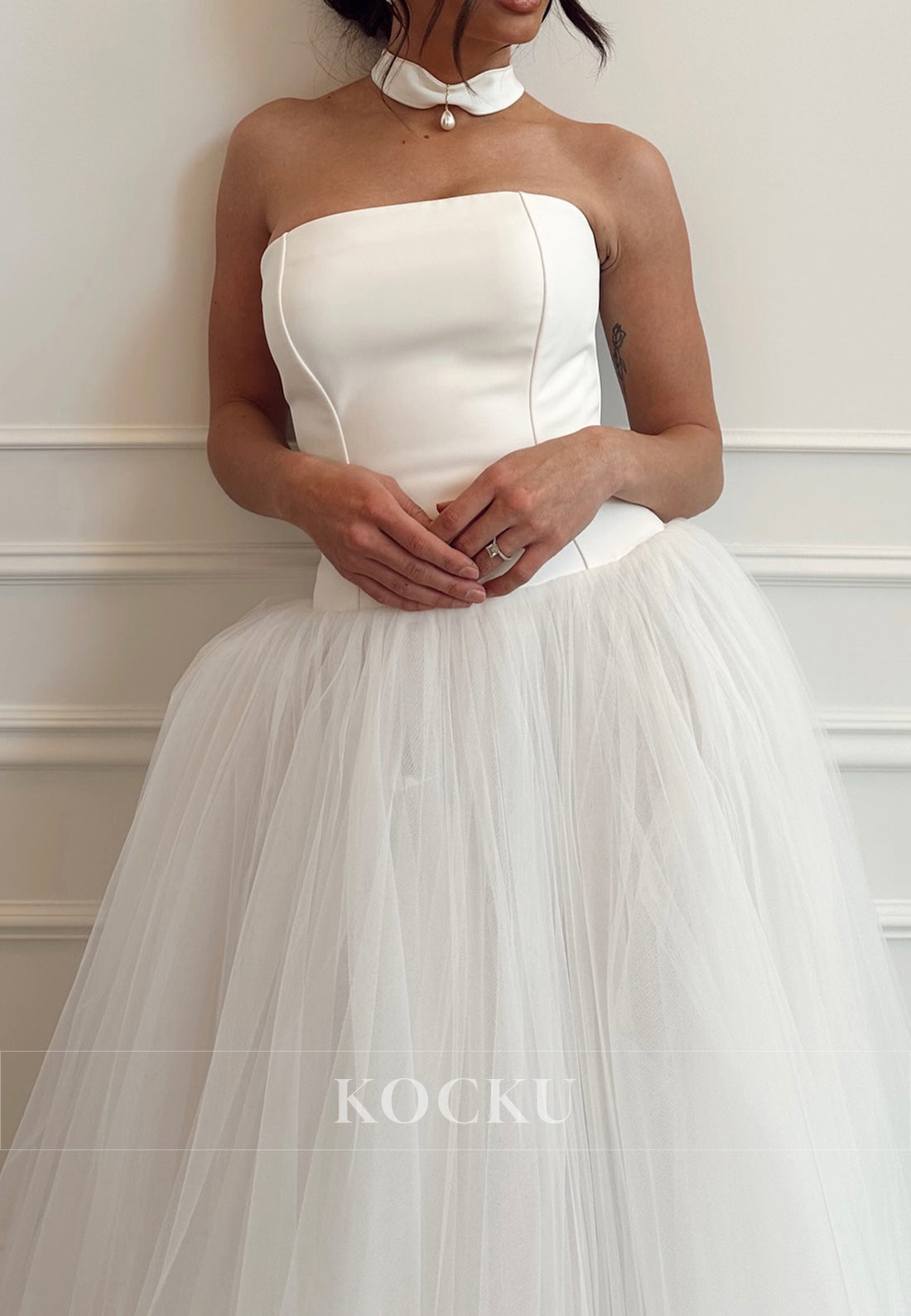 Elegant Strapless Tulle Ball Gown Wedding Dress with Minimalist Design