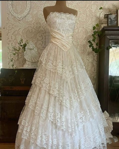 Vintage Bridal Gown Ball Gown Strapless Ivory Lace Wedding Dresses Minimalist Bridal Gowns