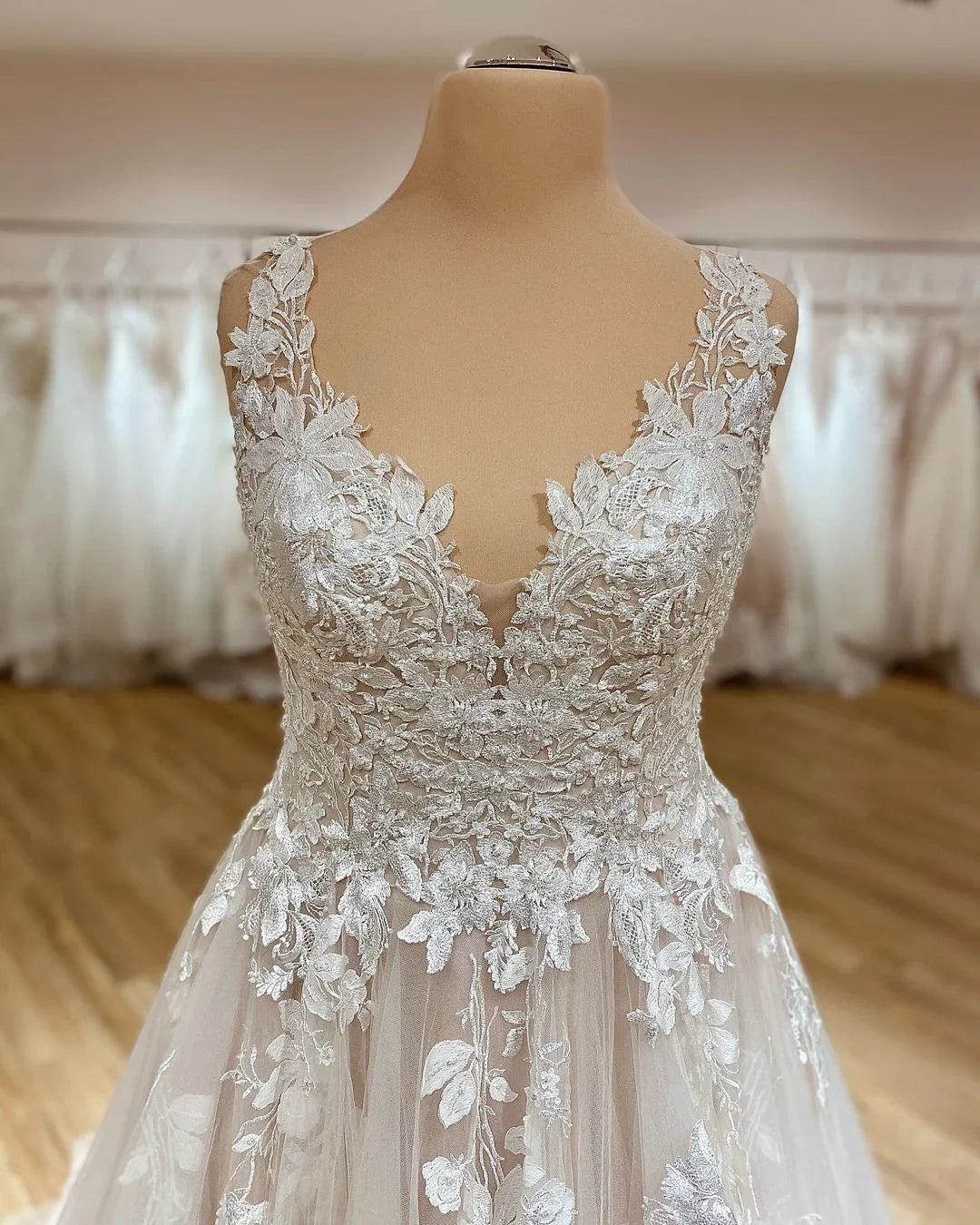 Elegant A-Line Deep V-neck Spaghetti-Straps Wedding Dress Ruffles Tulle With Appliques Lace