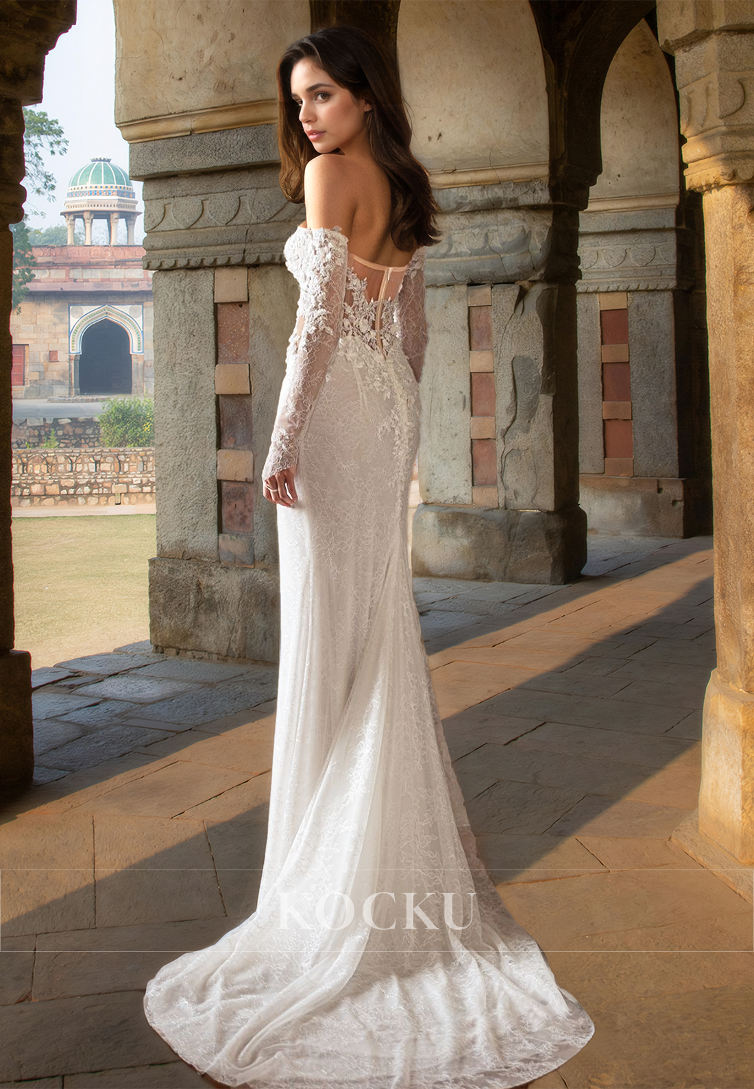 Romantic Sweetheart Sleeveless High Slit Fitted Lace Floral Wedding Dress Bridal Gown with Appliques