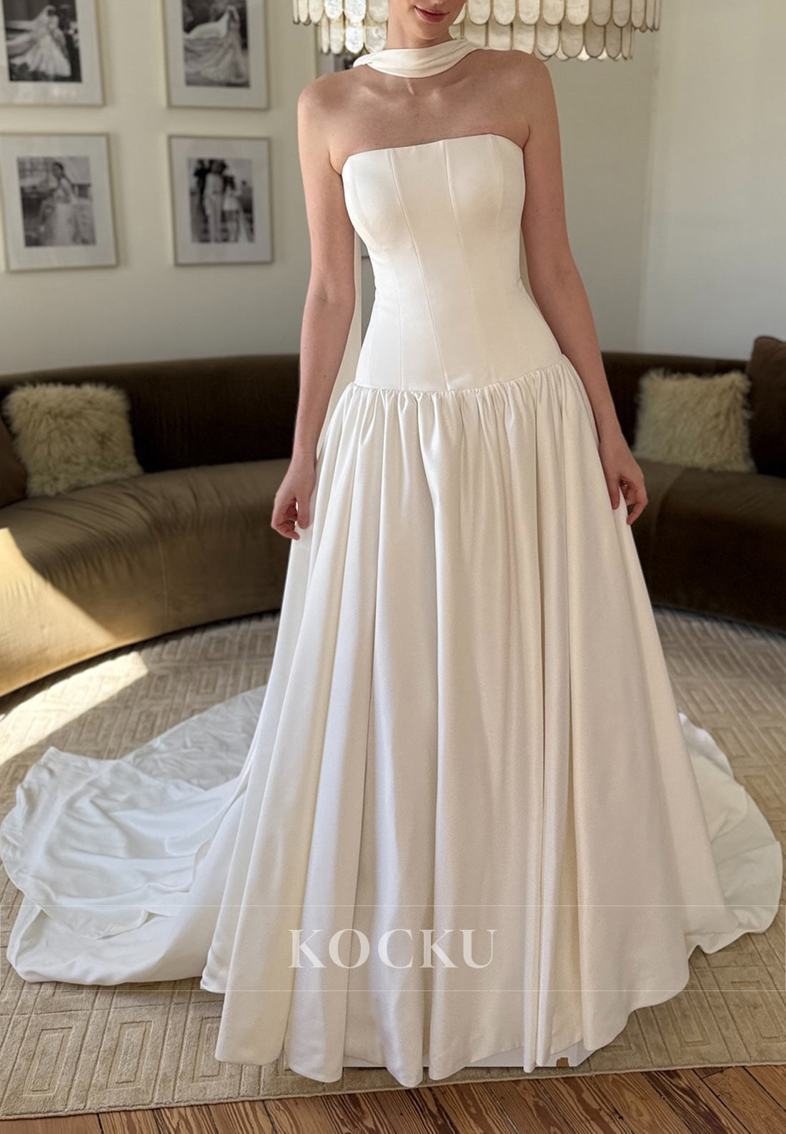White Strapless Lace-Up Pleated Long Wedding Dress with Detachable Neck Scarf with Pearls