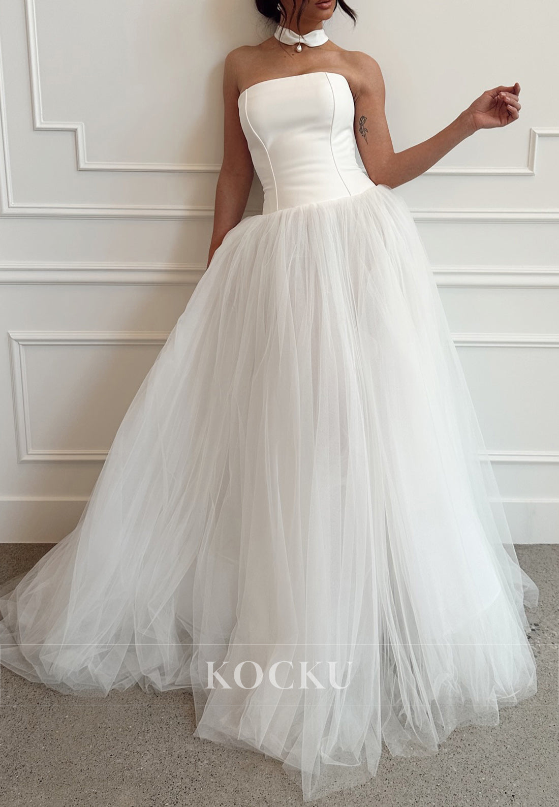 Elegant Strapless Tulle Ball Gown Wedding Dress with Minimalist Design