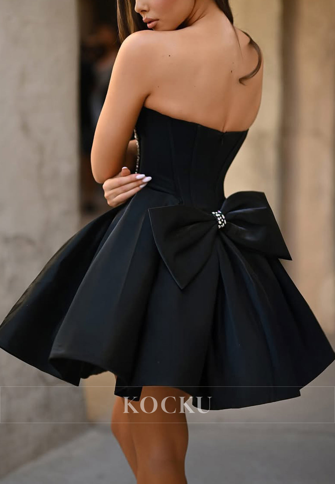 A-Line Black Sweetheart Rhinestone Bowknot Pleated Homecoming Dresses